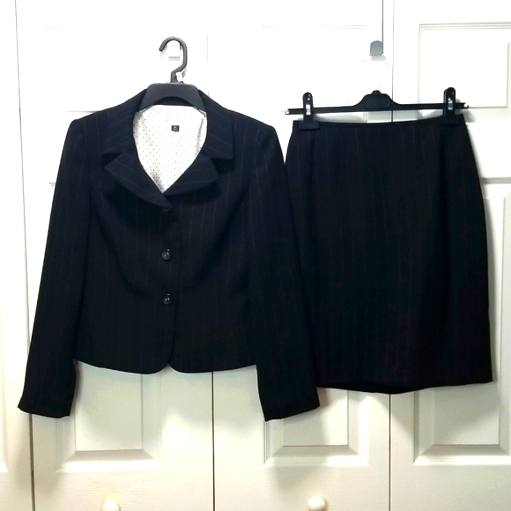 Tahari Arthur S. Levine Women's 4P Two Piece Skirt Suit Black Pinstripe